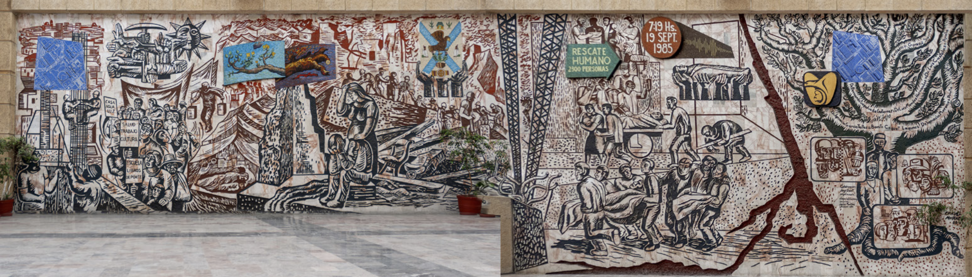 José Chávez Morado, Homenaje al rescate, 1988-1989, 20 x 30 m, mosaico y bajo relieve en mármol, vestíbulo principal del Centro Médico Siglo XXI. Foto: Marco A. Pacheco.