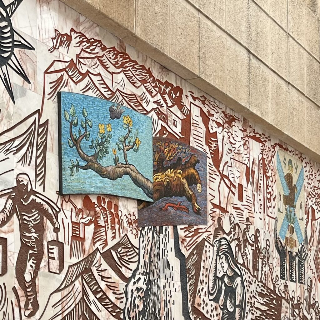 La imagen tiene un atributo ALT vacío; su nombre de archivo es image-35.png
José Chávez Morado, Homenaje al rescate (detalle), 1989, 1988-1989, 20 x 30 m, mosaico y bajo relieve en mármol, vestíbulo principal del Centro Médico Siglo XXI. 